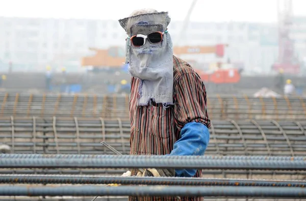 Trabajador Con Una Máscara Par Gafas Sol Sitio Construcción Zona —  Fotos de Stock