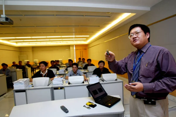 Angajații Chinezi Lucrează Biroul Huawei Huawei Technologies Ltd Shenzhen Provincia — Fotografie, imagine de stoc