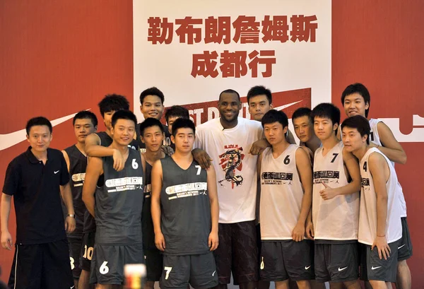 Нба Зірки Леброн Джеймс Miami Heat Зображений Китайських Баскетболістів Під — стокове фото
