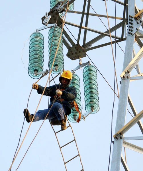 Eletricista Chinês Trabalha Rede Energia Elétrica Subúrbio Cidade Huaibei Leste — Fotografia de Stock