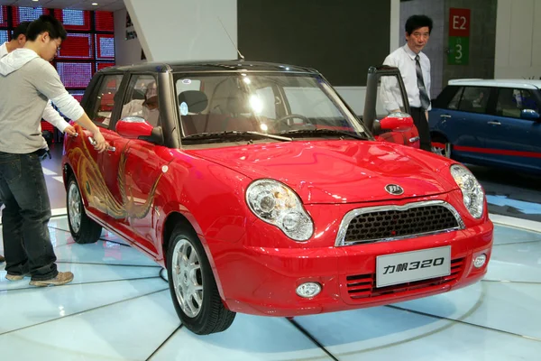 Plik Odwiedzający Spojrzeć Lifan 320 Wystawie Shanghai International Automobile Przemysłu — Zdjęcie stockowe