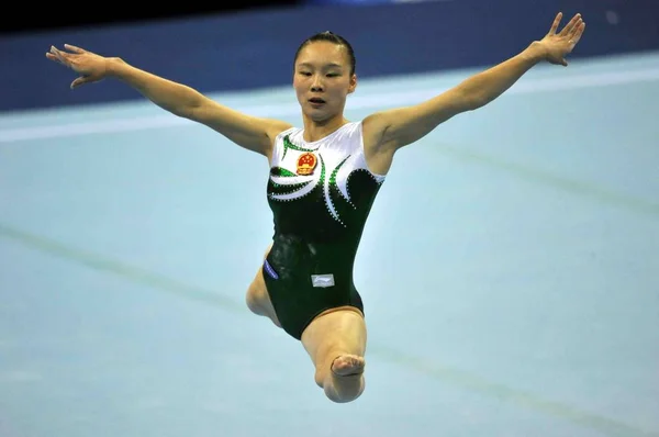 中国の金メダリストの Kangjun ユニバーシアードの26日 南中国広東省の 月2011の間 女子体操のオールラウンド競技で競います — ストック写真