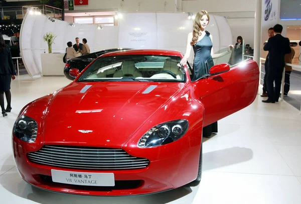 Modelo Posa Com Aston Martin Vantage 11Th Beijing International Automotive — Fotografia de Stock