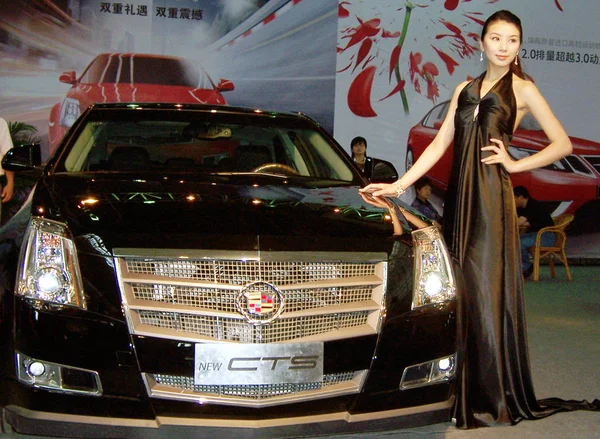 2009年5月28日 在中国东部江苏省南京市举行的车展上 一个模型与通用汽车公司 的凯迪拉克新 Cts — 图库照片