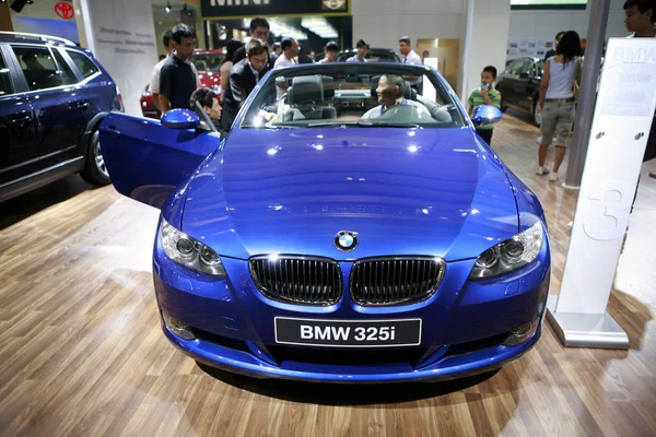 Compradores Carros Chineses Olham Para Bmw 325I Durante Show Automóveis — Fotografia de Stock