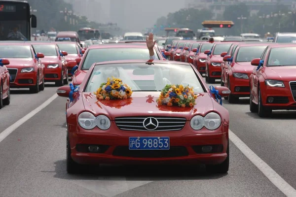 Una Llamativa Flota Coches Rojos Desfilan Por Avenida Changan Beijing — Foto de Stock