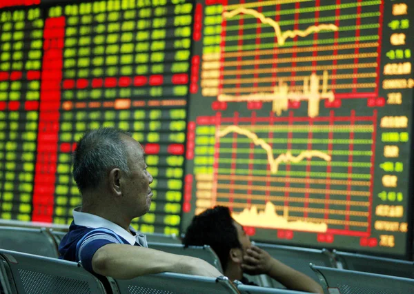 Chinese Investors Look Share Prices Red Price Rising Green Price — Stock Photo, Image