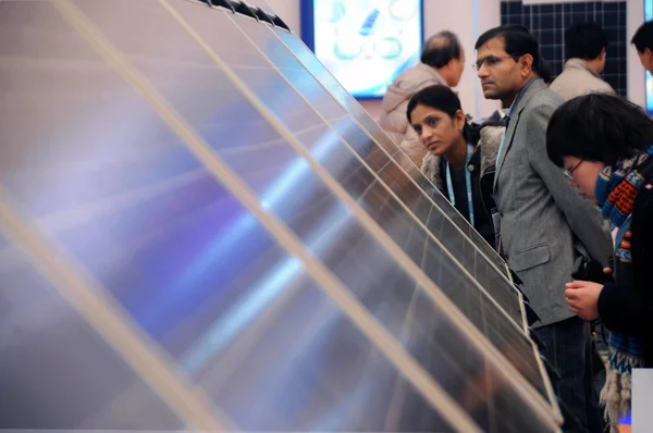 Los Visitantes Observan Una Serie Paneles Solares Durante Exposición Conferencia —  Fotos de Stock