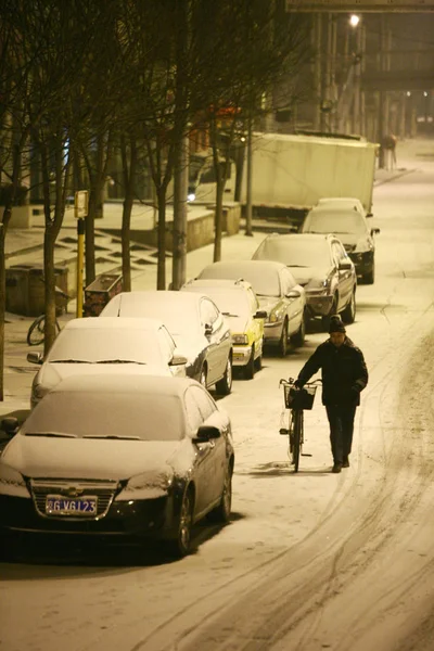 Een Chinese Man Duwt Zijn Fiets Langs Sneeuw Blanketed Auto — Stockfoto