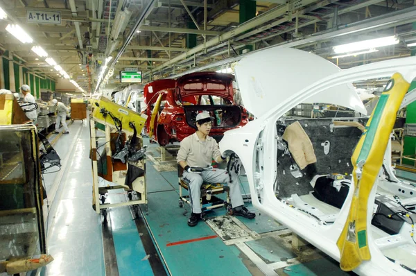 Trabajadores Fábricas Chinas Ensamblan Automóviles Toyota Línea Montaje Una Planta — Foto de Stock