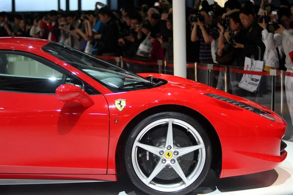 Ziyaretçiler Ferrari 458 Italia Shanghai Uluslararası Otomobil Endüstrisi Fuarı Auto — Stok fotoğraf