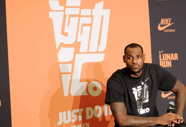 Nba Csillag Lebron James Képen Kosárlabda Tábor Egy Látogatás Során — Stock Fotó