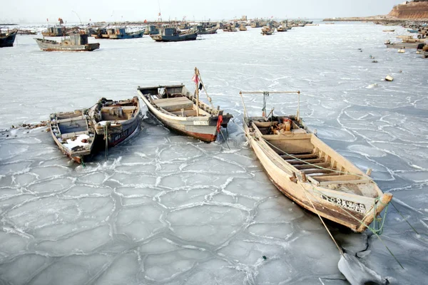 2011년 24일 산둥성 연대시의 지푸만 표면에서 어선이 얼음에 좌초된 있습니다 — 스톡 사진