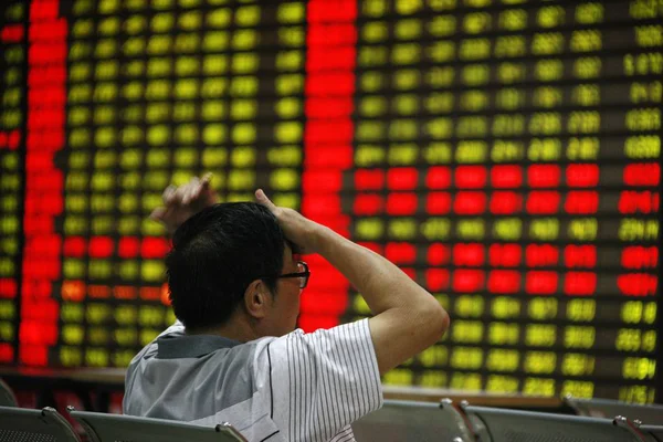 2011年8月5日 中国安徽省淮北一家股票经纪公司的股价 绿色价格下跌 — 图库照片