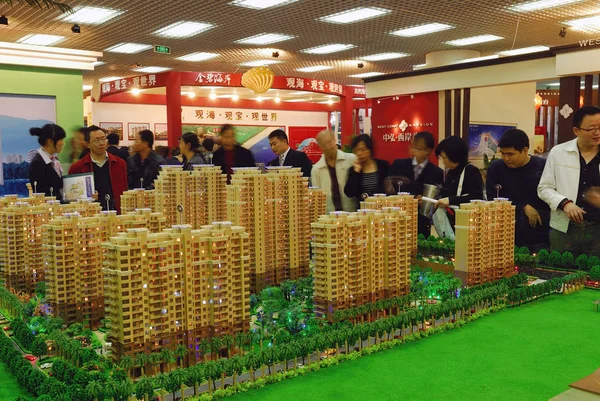 2011年1月3日 中国购房者在海南省海口市举行的房地产博览会上查看公寓楼模型 — 图库照片