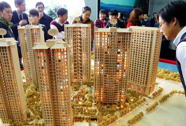 Chinese Homebuyers Look Models Residential Project Real Estate Fair Yichang — Stock Photo, Image