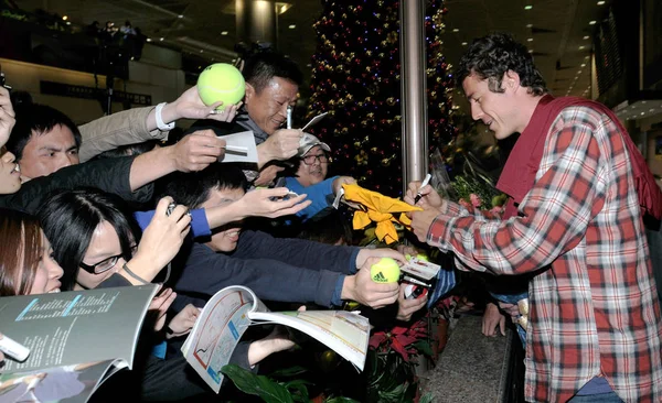 2011年1月4日 前俄罗斯网球运动员马拉特 萨菲在台湾台北台湾桃园国际机场为球迷签名 — 图库照片