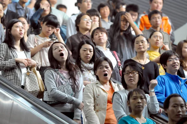 2010年10月8日 在中国上海上海地铁1号线人民广场地铁站 两名中国妇女在一群乘客中打哈欠 — 图库照片