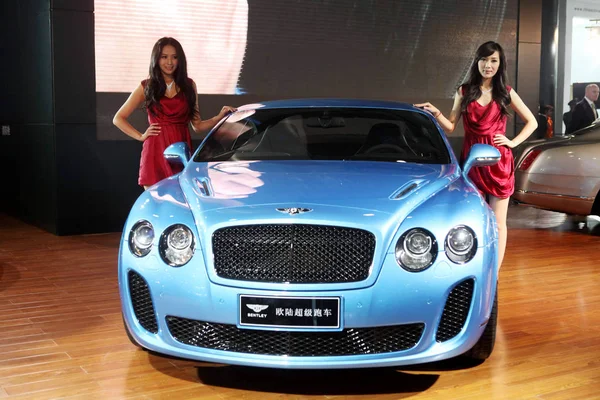 Bestand Modellen Poseren Naast Een Bentley Continental Supersports Tijdens China — Stockfoto