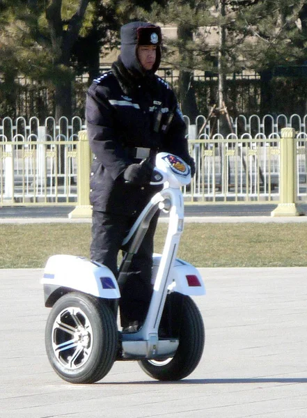 Oficial Policía Chino Monta Scooter Eléctrico Segway Para Patrullar Plaza — Foto de Stock