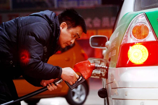 Motorista Táxi Chinês Abastece Seu Carro Posto Gasolina Cidade Jiujiang — Fotografia de Stock
