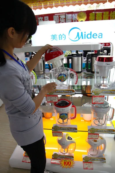 Fil Kinesisk Personal Ordnar Midea Produkter Vitvara Butik Haikou City — Stockfoto