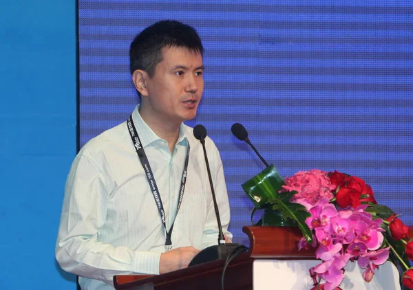 腾讯游戏总裁任宇新于2011年7月27日在上海嘉里酒店举行的中国游戏商务大会上发表演讲 — 图库照片