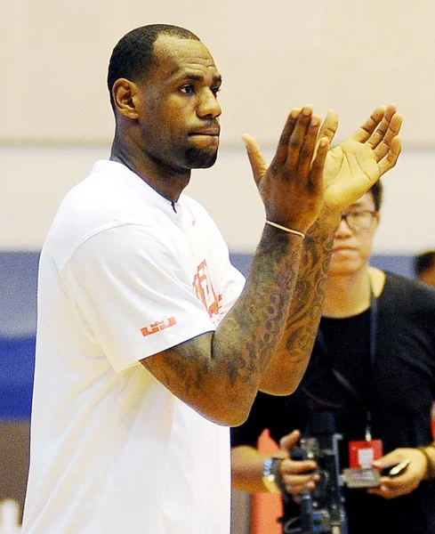 Nba Ster Lebron James Coaches Jonge Chinese Basketbalspelers Changan Universiteit — Stockfoto