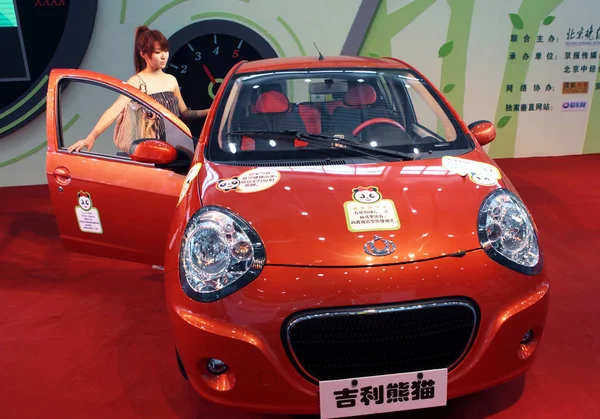 Uma Jovem Chinesa Olha Para Chery Panda Durante Show Automóveis — Fotografia de Stock