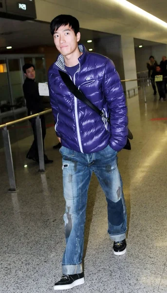 中国明星跨栏选手刘翔抵达中国上海浦东国际机场 2011年2月15日 — 图库照片