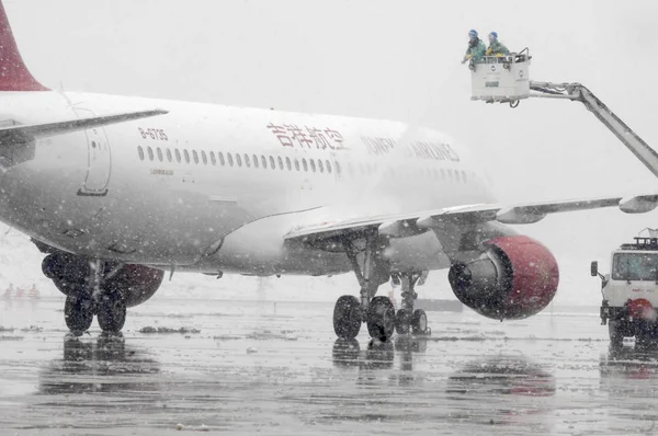 Chińscy Członkowie Załogi Naziemnej Obrotowa Samolot Juneyao Airlines Ciężkim Śniegu — Zdjęcie stockowe