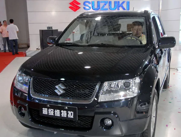 Fil Kinesisk Besökare Provar Suzuki Grand Vitara Auto Show Dalian — Stockfoto