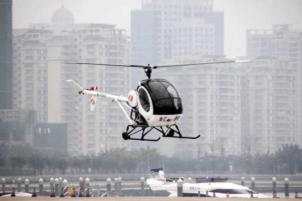 Вертолет Взлетает Время Испытательного Полета Малой Высоте Городе Хайкоу Провинция — стоковое фото
