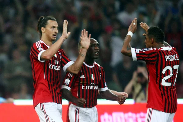Zlatan Ibrahimovic Milan Esquerda Comemora Com Seus Companheiros Equipe Depois — Fotografia de Stock