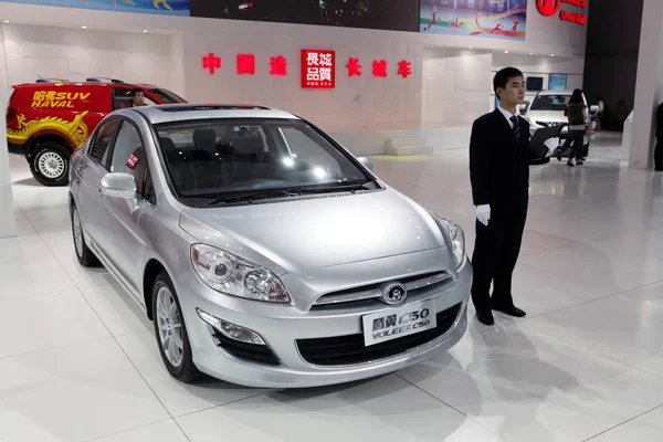 Kínai Személyzet Mellett Áll Nagy Fal Autó Alatt Auto Show — Stock Fotó
