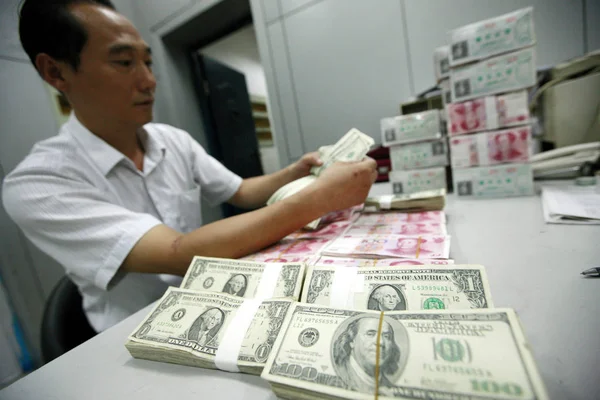 Китайський Клерк Розраховує Долар Сша Юанів Єни Юанів Законопроекту Банку — стокове фото