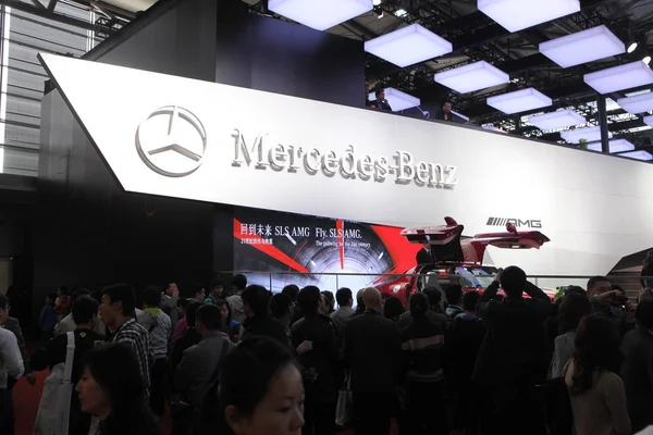 Bezoekers Verzamelen Zich Stand Van Mercedes Benz Het Shanghai New — Stockfoto