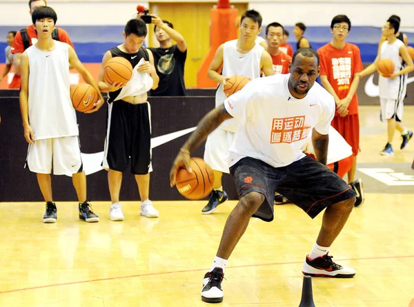 Estrella Nba Lebron James Entrena Jóvenes Jugadores Baloncesto Chinos Universidad — Foto de Stock