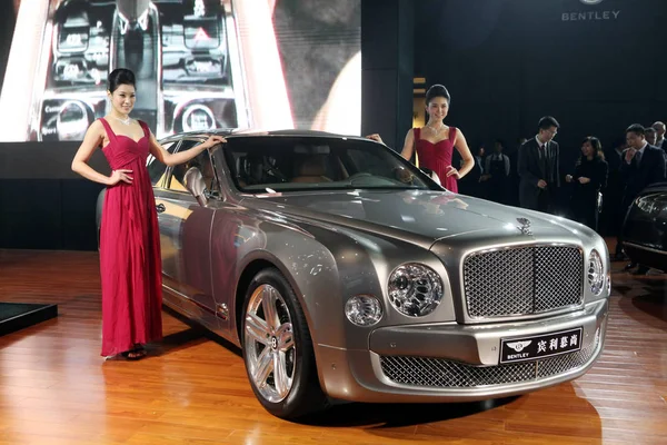 2010年12月20日 在中国广东省南部广州市举行的第八届中国 国际汽车展览会 广州汽车 2010 模特们坐在一辆宾利 穆尔桑豪华轿车旁边 — 图库照片