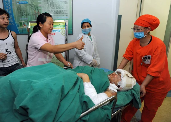 Sis Mor Centrum Rosa Berömmer Sin Dotter Wuhan Disan Hospital — Stockfoto
