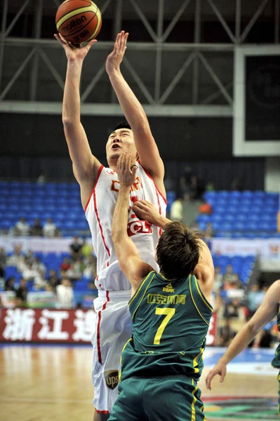 Chinas Wei Tillbaka Hoppar För Att Skjuta Mot Australien Basket — Stockfoto