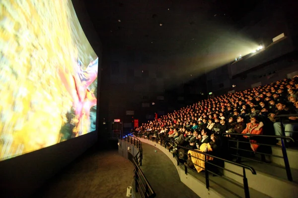 Soubor Diváci Sledovat Imax Verzi Filmu Avatar Kině Šanghaji Číně — Stock fotografie