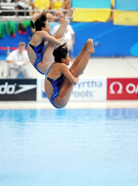 Minxia と彼は 中国の上海にあるオリエンタルスポーツセンターの屋外ダイビングプールでの第14回 Fina 世界選手権で 女子3メートルの同期したスプリングボードダイビングイベントの決勝戦で競い 2011 月16日 — ストック写真