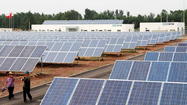 Los Trabajadores Pasan Por Delante Paneles Solares Una Planta Energía —  Fotos de Stock