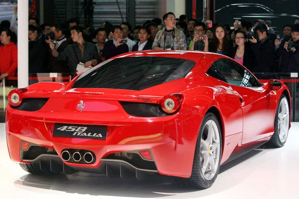 第14回上海国際自動車産業展 でフェラーリ458イタリアを 上海にて オート上海2011 として展示し 4月21日2011 — ストック写真