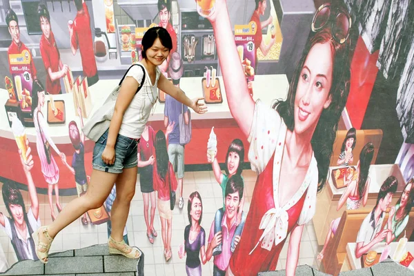 2011年7月26日 中国上海吴江路休闲娱乐街 一位行人摆出麦当劳的3D张子照片 — 图库照片