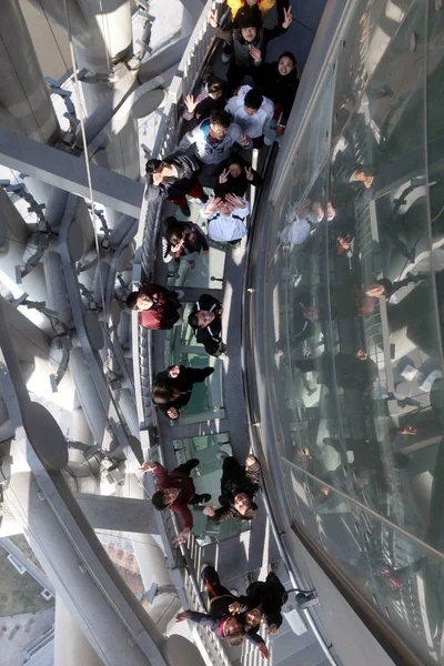 Visitors Walk Sightseeing Staircase Known Spider Walk Canton Tower Guangzhou — Stock Photo, Image