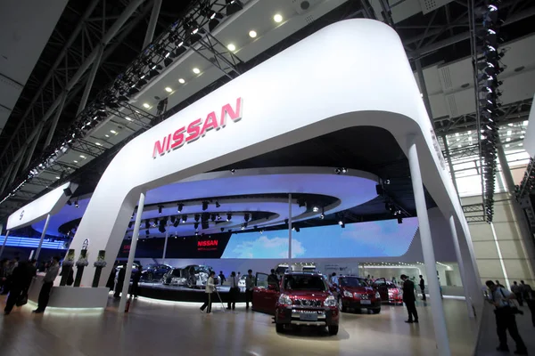 Відвідувачі Дивляться Автомобілі Nissan Китаї Гуанчжоу Міжнародна Автомобільна Виставка Відома — стокове фото