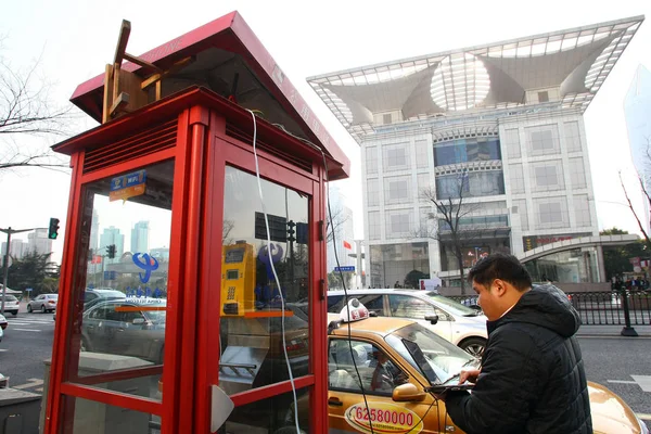 2011년 24일 상하이 시내의 상하이 플래닝 차이나 텔레콤의 부스에서 기술자가 — 스톡 사진