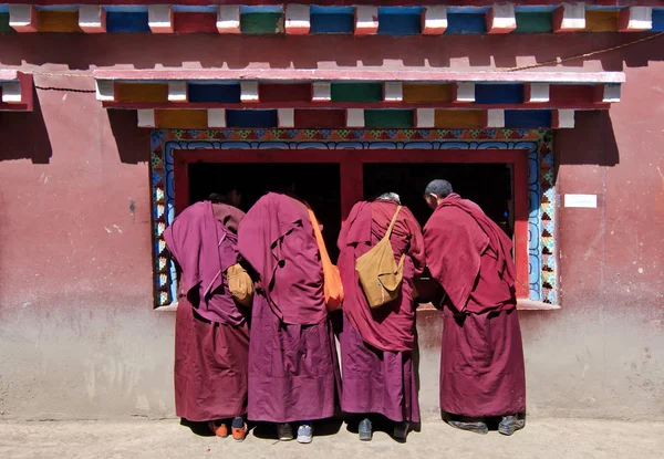 Monjes Tibetanos File También Conocidos Como Lamas Representan Una Tienda — Foto de Stock